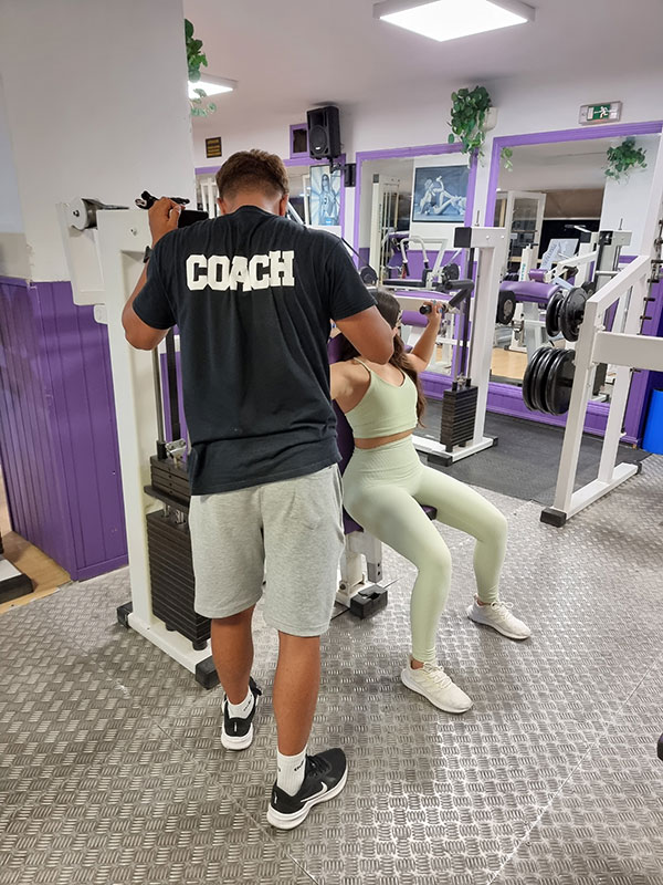 Entrenador trabajando con una clienta